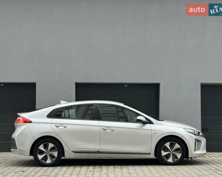 Серый Хендай Ioniq Electric, объемом двигателя 0 л и пробегом 127 тыс. км за 10999 $, фото 20 на Automoto.ua
