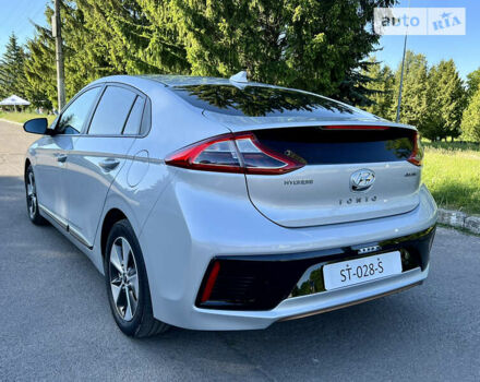 Серый Хендай Ioniq Electric, объемом двигателя 0 л и пробегом 100 тыс. км за 14600 $, фото 4 на Automoto.ua