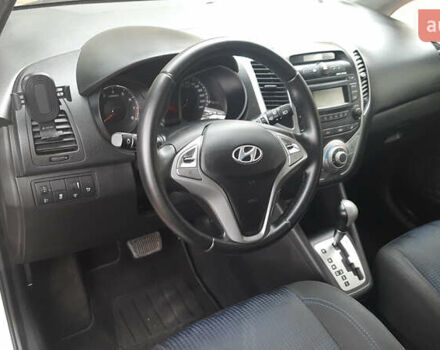 Белый Хендай ix20, объемом двигателя 1.6 л и пробегом 265 тыс. км за 8950 $, фото 22 на Automoto.ua