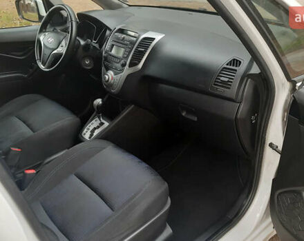 Белый Хендай ix20, объемом двигателя 1.6 л и пробегом 265 тыс. км за 8950 $, фото 26 на Automoto.ua