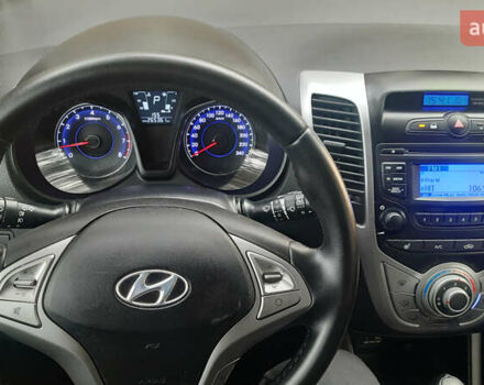 Белый Хендай ix20, объемом двигателя 1.6 л и пробегом 265 тыс. км за 8950 $, фото 18 на Automoto.ua