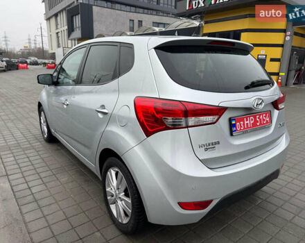 Серый Хендай ix20, объемом двигателя 1.6 л и пробегом 138 тыс. км за 10950 $, фото 4 на Automoto.ua