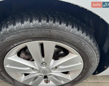 Серый Хендай ix20, объемом двигателя 1.6 л и пробегом 138 тыс. км за 10950 $, фото 6 на Automoto.ua