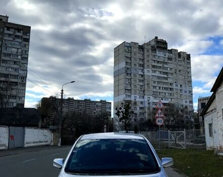 Серый Хендай ix20, объемом двигателя 1.6 л и пробегом 250 тыс. км за 8000 $, фото 2 на Automoto.ua