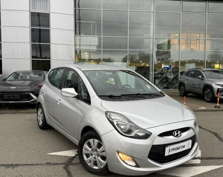 Серый Хендай ix20, объемом двигателя 1.58 л и пробегом 250 тыс. км за 6600 $, фото 2 на Automoto.ua