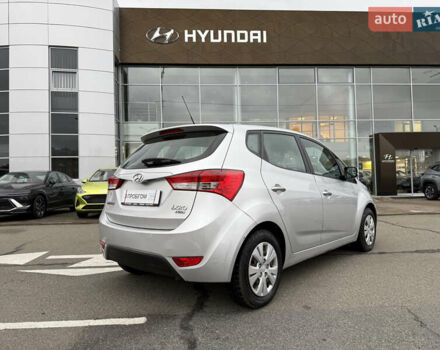 Серый Хендай ix20, объемом двигателя 1.58 л и пробегом 250 тыс. км за 6600 $, фото 4 на Automoto.ua