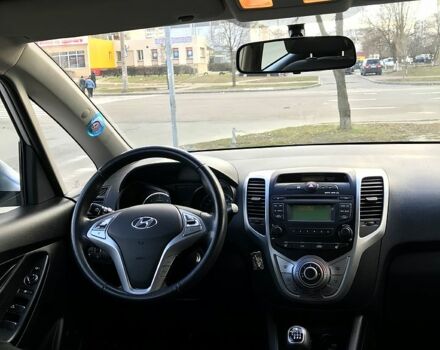 Серый Хендай ix20, объемом двигателя 1.6 л и пробегом 250 тыс. км за 8000 $, фото 4 на Automoto.ua