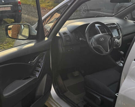 Серый Хендай ix20, объемом двигателя 1.6 л и пробегом 228 тыс. км за 12000 $, фото 7 на Automoto.ua