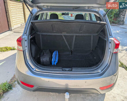 Серый Хендай ix20, объемом двигателя 1.6 л и пробегом 167 тыс. км за 10700 $, фото 9 на Automoto.ua