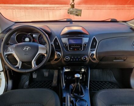 Белый Хендай их35, объемом двигателя 2 л и пробегом 226 тыс. км за 10300 $, фото 4 на Automoto.ua