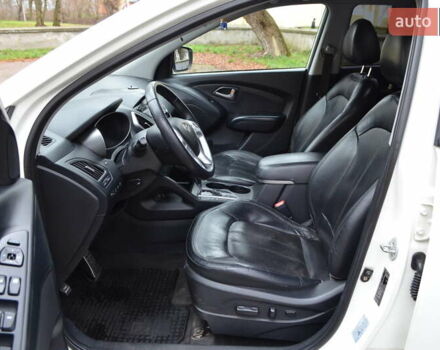 Белый Хендай их35, объемом двигателя 2.36 л и пробегом 202 тыс. км за 11300 $, фото 10 на Automoto.ua