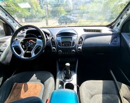 Білий Хендай іх35, об'ємом двигуна 2 л та пробігом 200 тис. км за 4900 $, фото 3 на Automoto.ua