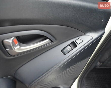 Белый Хендай их35, объемом двигателя 2.36 л и пробегом 202 тыс. км за 11300 $, фото 14 на Automoto.ua