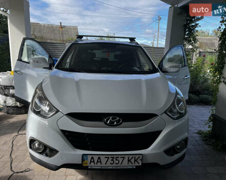 Белый Хендай их35, объемом двигателя 2 л и пробегом 221 тыс. км за 11200 $, фото 1 на Automoto.ua