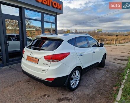 Белый Хендай их35, объемом двигателя 2.4 л и пробегом 208 тыс. км за 12700 $, фото 2 на Automoto.ua