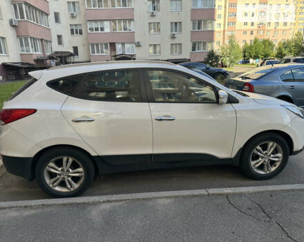 Белый Хендай их35, объемом двигателя 2 л и пробегом 135 тыс. км за 12300 $, фото 3 на Automoto.ua