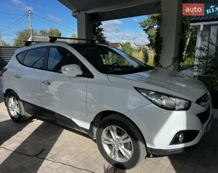 Белый Хендай их35, объемом двигателя 2 л и пробегом 221 тыс. км за 11200 $, фото 3 на Automoto.ua