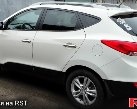 Белый Хендай их35, объемом двигателя 2 л и пробегом 215 тыс. км за 9900 $, фото 2 на Automoto.ua