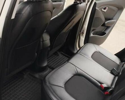 Белый Хендай их35, объемом двигателя 2 л и пробегом 215 тыс. км за 9300 $, фото 4 на Automoto.ua