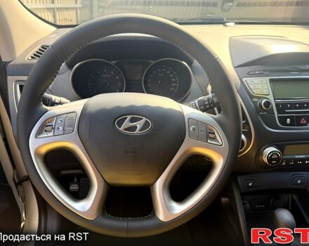 Белый Хендай их35, объемом двигателя 2.4 л и пробегом 112 тыс. км за 10500 $, фото 3 на Automoto.ua