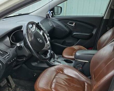 Белый Хендай их35, объемом двигателя 2.4 л и пробегом 205 тыс. км за 12500 $, фото 6 на Automoto.ua