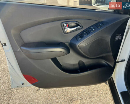 Белый Хендай их35, объемом двигателя 2 л и пробегом 164 тыс. км за 12450 $, фото 9 на Automoto.ua