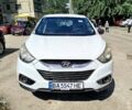 Белый Хендай их35, объемом двигателя 2 л и пробегом 200 тыс. км за 4550 $, фото 2 на Automoto.ua