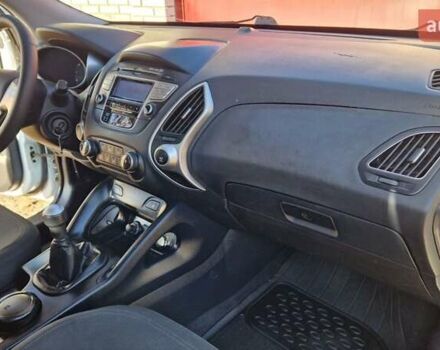 Белый Хендай их35, объемом двигателя 2 л и пробегом 226 тыс. км за 10300 $, фото 13 на Automoto.ua