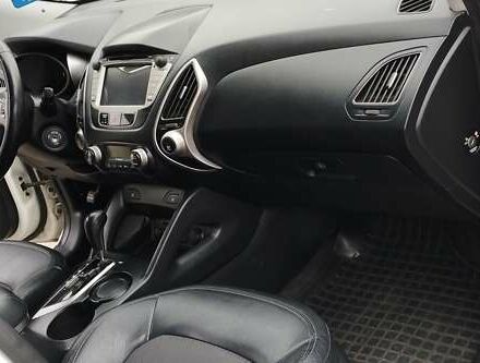 Белый Хендай их35, объемом двигателя 2 л и пробегом 215 тыс. км за 9900 $, фото 11 на Automoto.ua