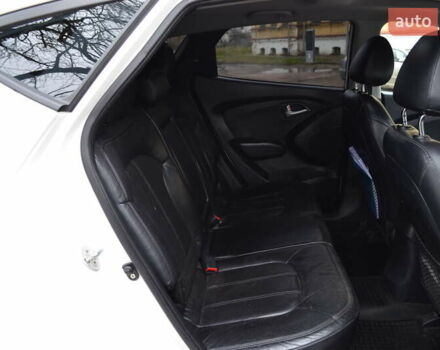 Белый Хендай их35, объемом двигателя 2.36 л и пробегом 202 тыс. км за 11300 $, фото 19 на Automoto.ua