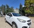 Белый Хендай их35, объемом двигателя 2 л и пробегом 200 тыс. км за 4550 $, фото 1 на Automoto.ua