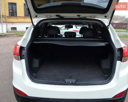 Белый Хендай их35, объемом двигателя 2.36 л и пробегом 202 тыс. км за 11300 $, фото 22 на Automoto.ua