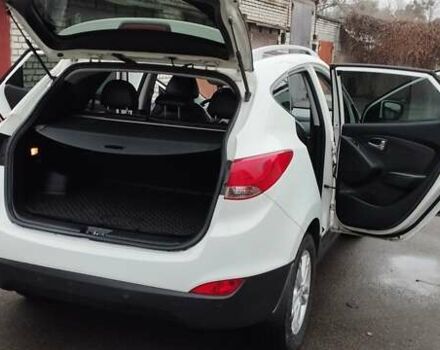 Белый Хендай их35, объемом двигателя 2 л и пробегом 215 тыс. км за 9900 $, фото 12 на Automoto.ua