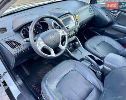 Белый Хендай их35, объемом двигателя 2 л и пробегом 121 тыс. км за 12600 $, фото 10 на Automoto.ua