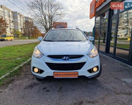 Белый Хендай их35, объемом двигателя 2.4 л и пробегом 208 тыс. км за 12700 $, фото 1 на Automoto.ua