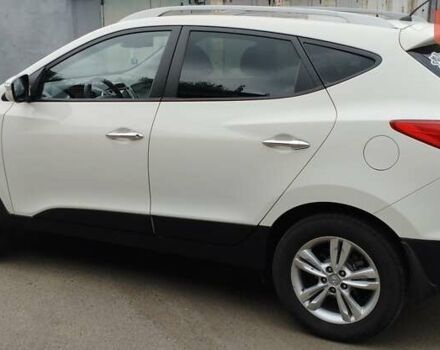 Белый Хендай их35, объемом двигателя 2 л и пробегом 215 тыс. км за 9300 $, фото 1 на Automoto.ua
