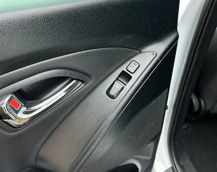 Белый Хендай их35, объемом двигателя 2 л и пробегом 218 тыс. км за 10400 $, фото 31 на Automoto.ua