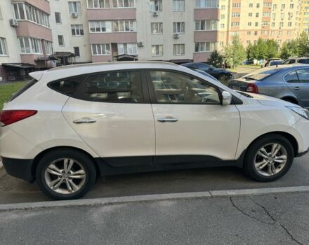 Белый Хендай их35, объемом двигателя 2 л и пробегом 123 тыс. км за 12300 $, фото 4 на Automoto.ua