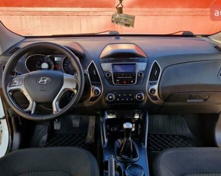 Белый Хендай их35, объемом двигателя 2 л и пробегом 226 тыс. км за 10300 $, фото 4 на Automoto.ua