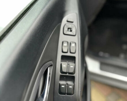 Белый Хендай их35, объемом двигателя 2 л и пробегом 218 тыс. км за 10400 $, фото 22 на Automoto.ua