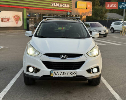 Белый Хендай их35, объемом двигателя 2 л и пробегом 220 тыс. км за 12500 $, фото 2 на Automoto.ua