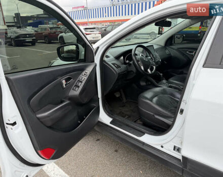 Білий Хендай іх35, об'ємом двигуна 2 л та пробігом 122 тис. км за 11500 $, фото 17 на Automoto.ua