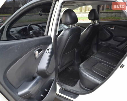 Белый Хендай их35, объемом двигателя 2.36 л и пробегом 202 тыс. км за 11300 $, фото 12 на Automoto.ua