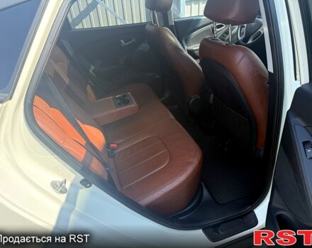 Белый Хендай их35, объемом двигателя 2.4 л и пробегом 112 тыс. км за 10500 $, фото 5 на Automoto.ua