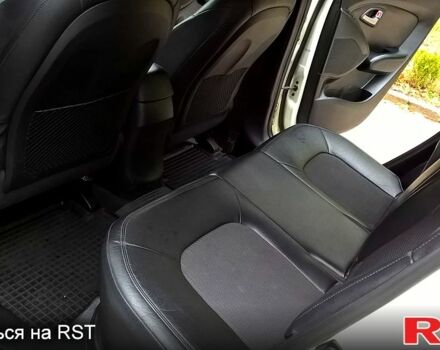 Белый Хендай их35, объемом двигателя 2 л и пробегом 215 тыс. км за 10999 $, фото 5 на Automoto.ua