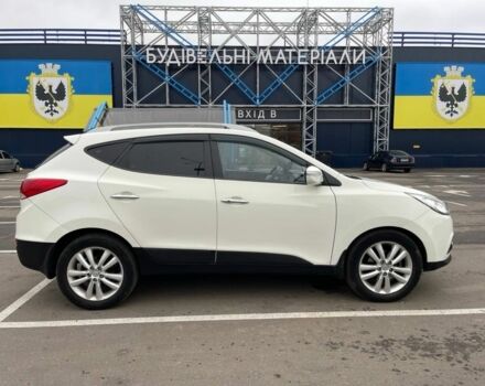 Белый Хендай их35, объемом двигателя 2.4 л и пробегом 202 тыс. км за 11000 $, фото 2 на Automoto.ua