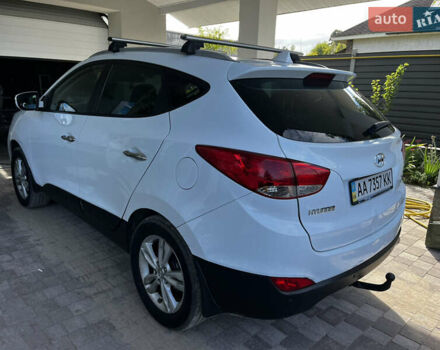 Белый Хендай их35, объемом двигателя 2 л и пробегом 221 тыс. км за 11200 $, фото 5 на Automoto.ua