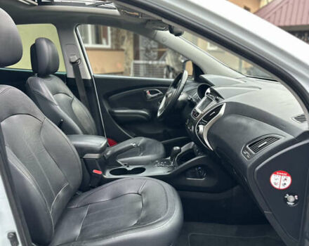 Белый Хендай их35, объемом двигателя 2 л и пробегом 218 тыс. км за 10400 $, фото 18 на Automoto.ua