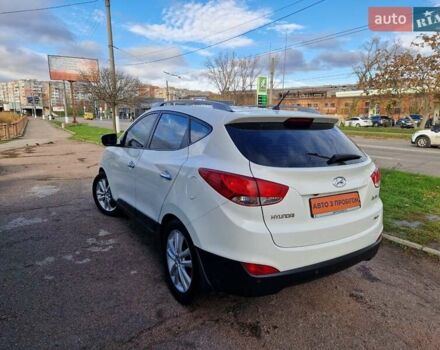 Белый Хендай их35, объемом двигателя 2.4 л и пробегом 208 тыс. км за 12700 $, фото 4 на Automoto.ua