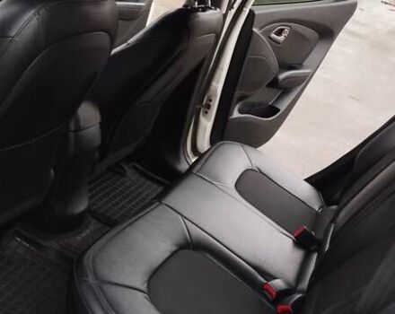 Белый Хендай их35, объемом двигателя 2 л и пробегом 215 тыс. км за 9900 $, фото 9 на Automoto.ua